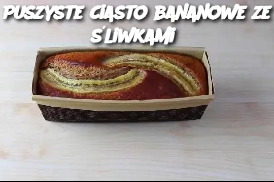 Puszyste ciasto bananowe ze śliwkami