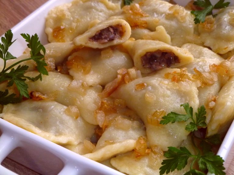 Pierogi ziemniaczane z pieczarkami