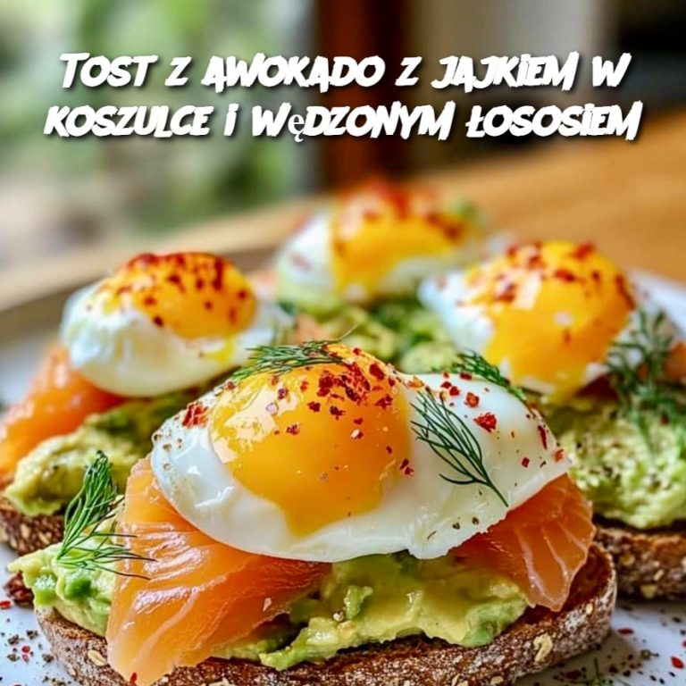 Tost z awokado z jajkiem w koszulce i wędzonym łososiem