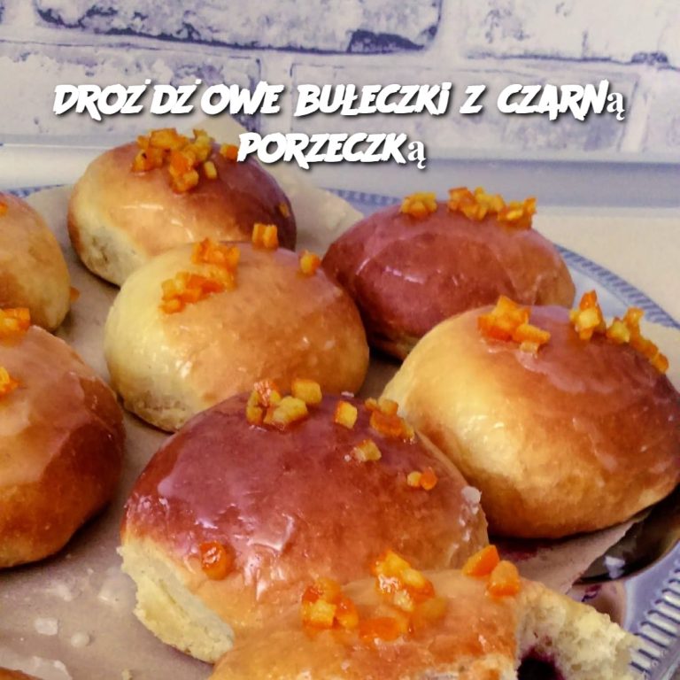 Drożdżowe bułeczki z czarną porzeczką