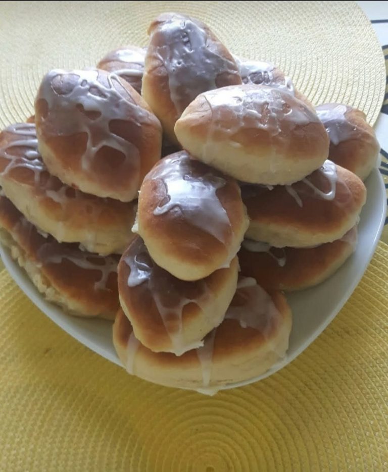 Słodkie drożdżowe bułeczki z dowolnym nadzieniem.