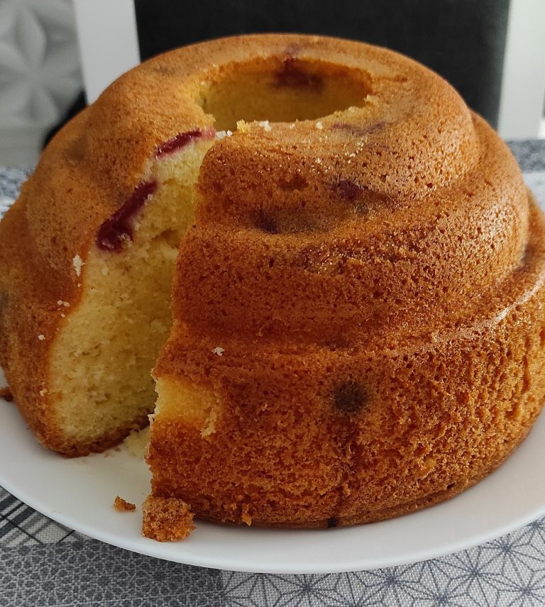Gosi babka z mojego przepisu. Przecudnej urody 🤩 Gosia dodała dodatkowo wiśnie