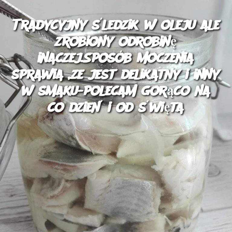 Tradycyjny śledzik w oleju ale zrobiony odrobinę inaczej.Sposób moczenia sprawia ,ze jest delikatny i inny w smaku-polecam gorąco na co dzień i od święta