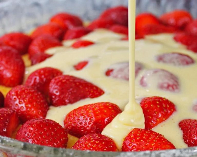 Truskawkowe ciasto „Clafoutis”. Wystarczy wymieszać i wstawić do piekarnika