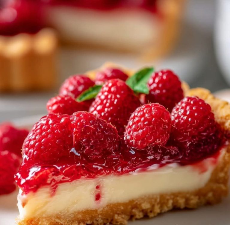 Kremowa tarta z mascarpone i malinami