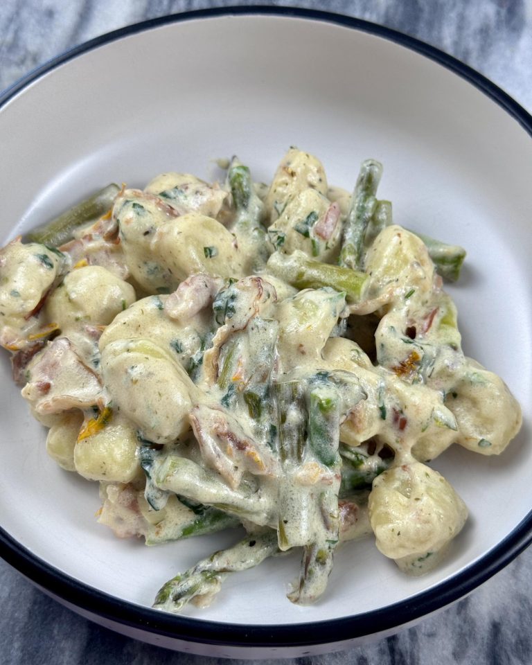Gnocchi ze szparagami, boczkiem i suszonymi pomidorami