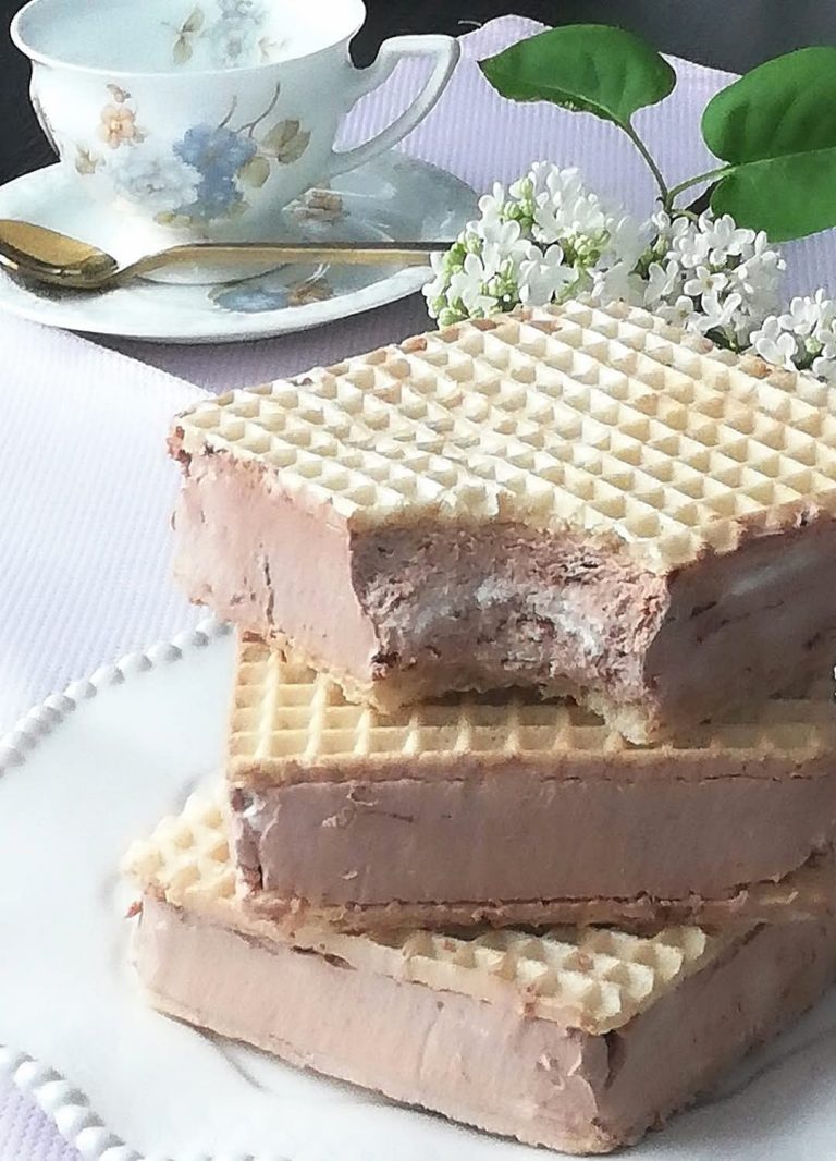 LODY ŚNIEŻKA W WAFELKU O SMAKU CZEKOLADOWM