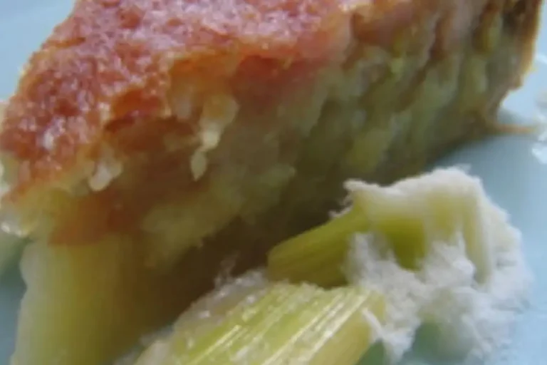 Soczysty Rabarbarowy Tort: Owocowy i Smaczny Tort